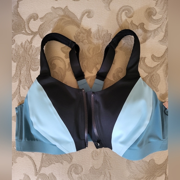 Victoria's Secret Maximum Support Knockout Front-Close Sports Bra - Picture 5 of 8